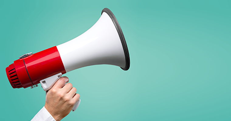 ہجوم کے سامنے مائیکروفون